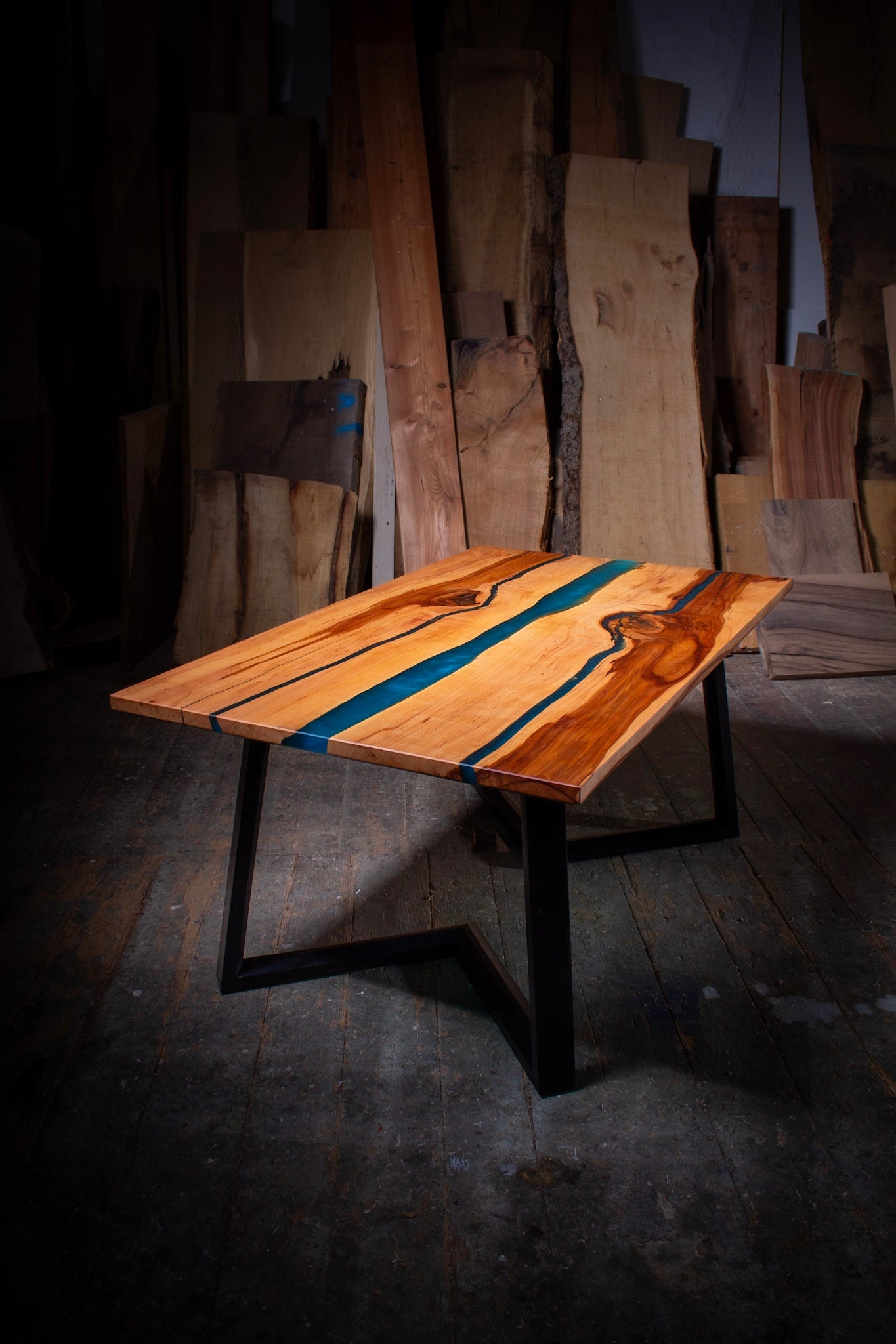 GussHolz - Ihr individueller Esstisch / Couchtisch / Beistelltisch / Tisch aus MünchenCouchtisch #Epoxidharztisch# #Rivertable# #Tisch# #München#