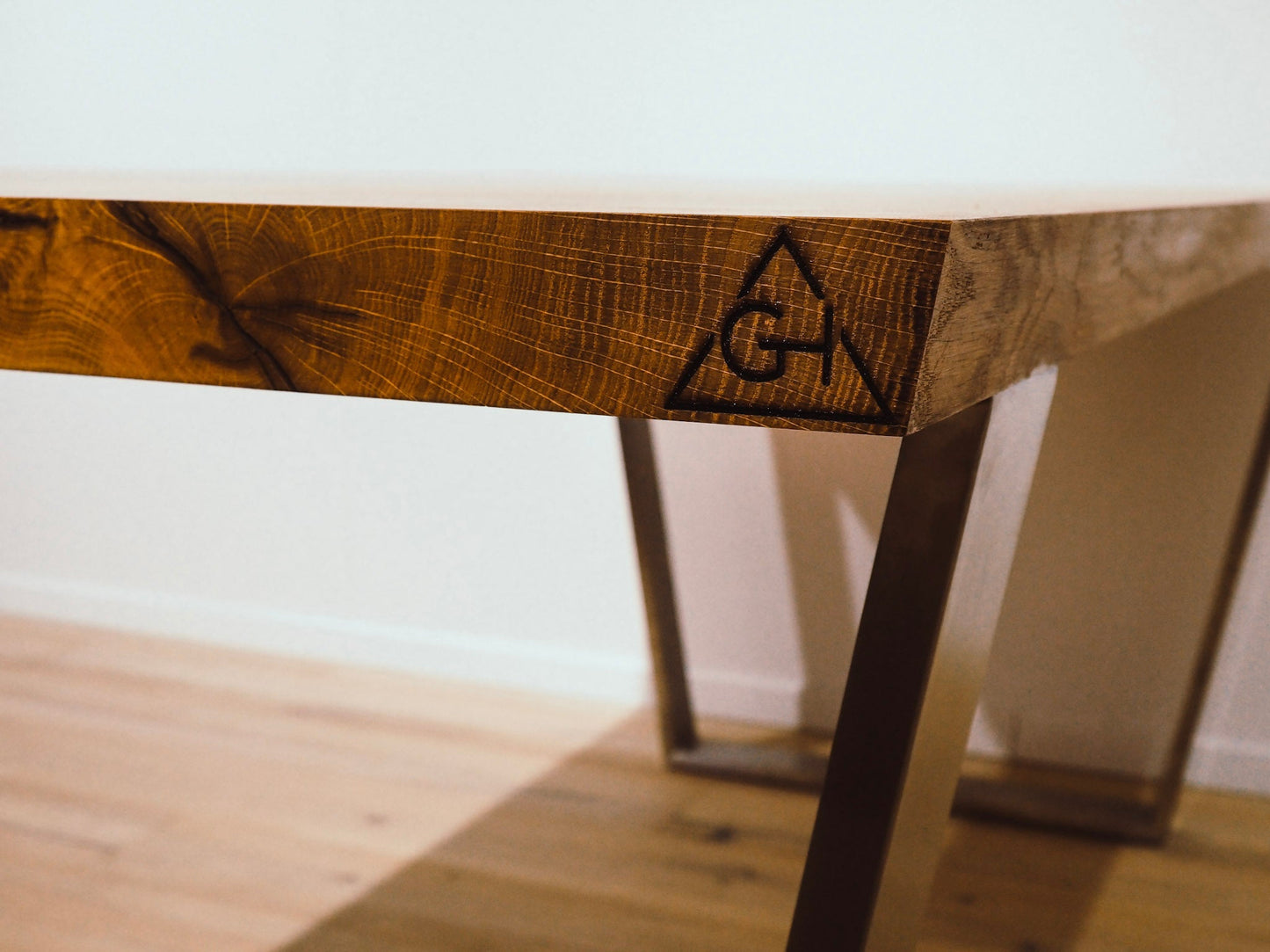 GussHolz - Ihr individueller Esstisch / Couchtisch / Beistelltisch / Tisch aus MünchenEsstisch #Epoxidharztisch# #Rivertable# #Tisch# #München#