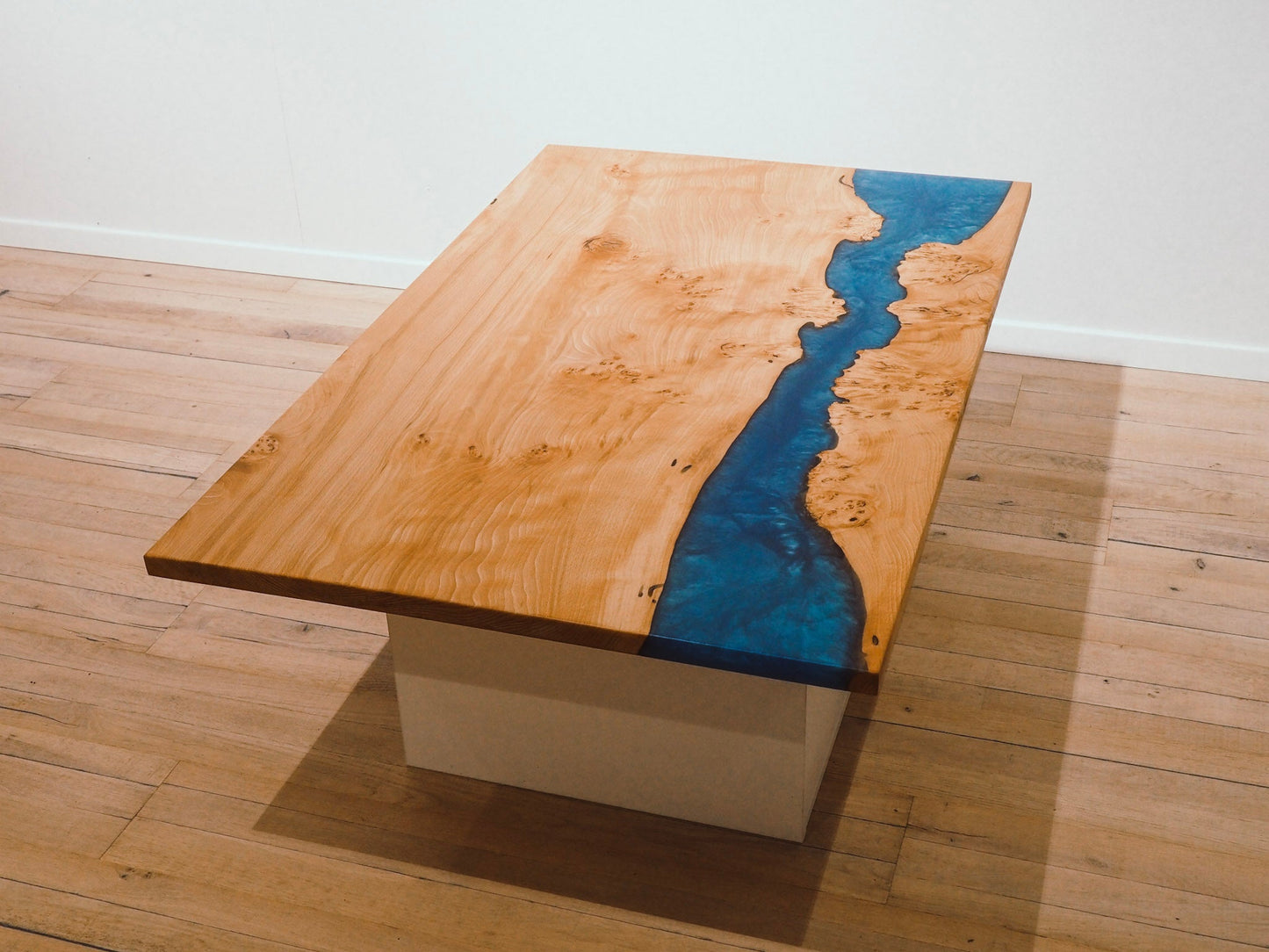 GussHolz - Ihr individueller Esstisch / Couchtisch / Beistelltisch / Tisch aus MünchenEsstisch #Epoxidharztisch# #Rivertable# #Tisch# #München#