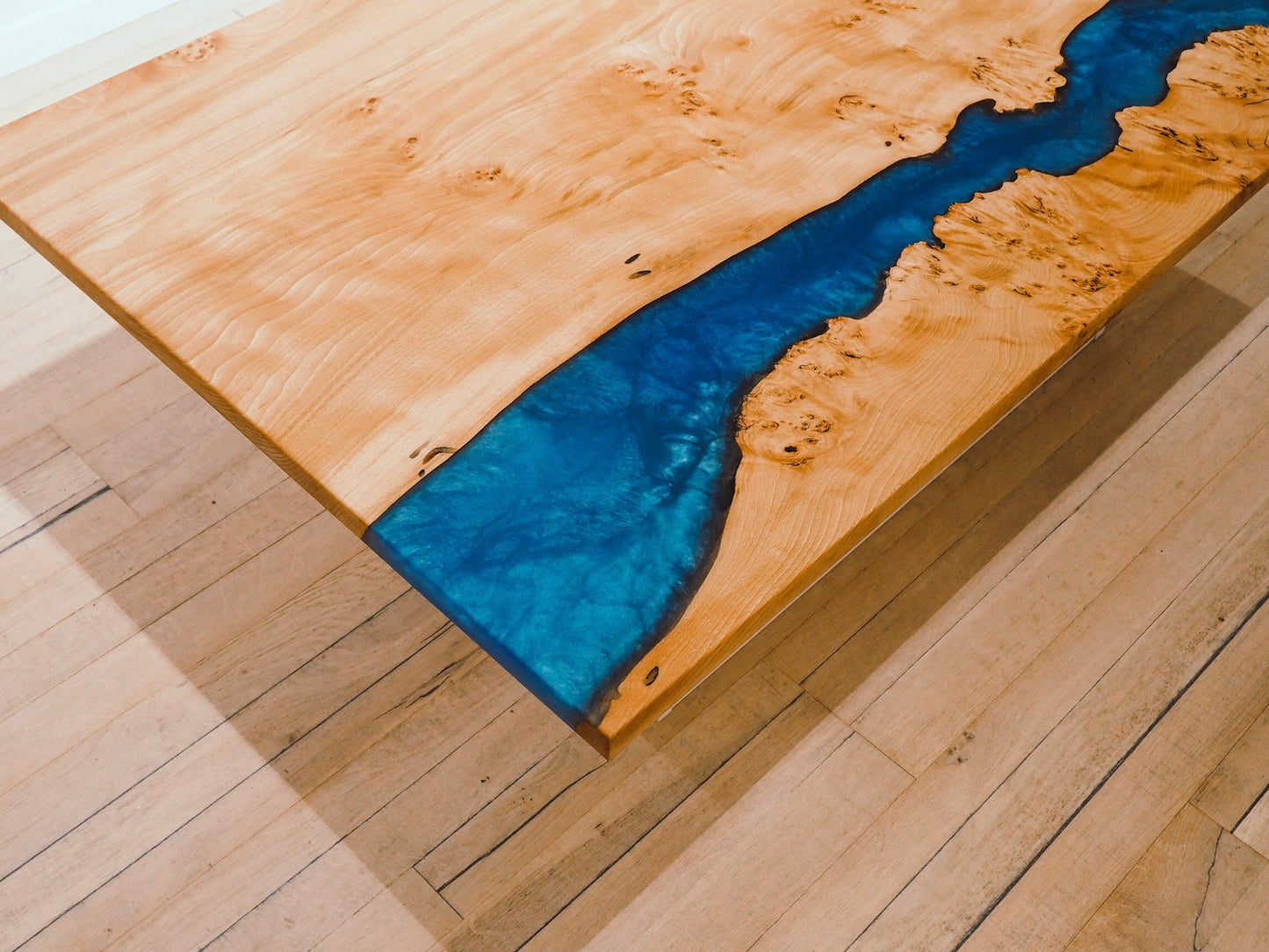 GussHolz - Ihr individueller Esstisch / Couchtisch / Beistelltisch / Tisch aus MünchenEsstisch #Epoxidharztisch# #Rivertable# #Tisch# #München#