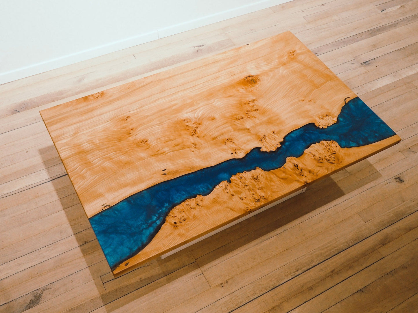 GussHolz - Ihr individueller Esstisch / Couchtisch / Beistelltisch / Tisch aus MünchenEsstisch #Epoxidharztisch# #Rivertable# #Tisch# #München#