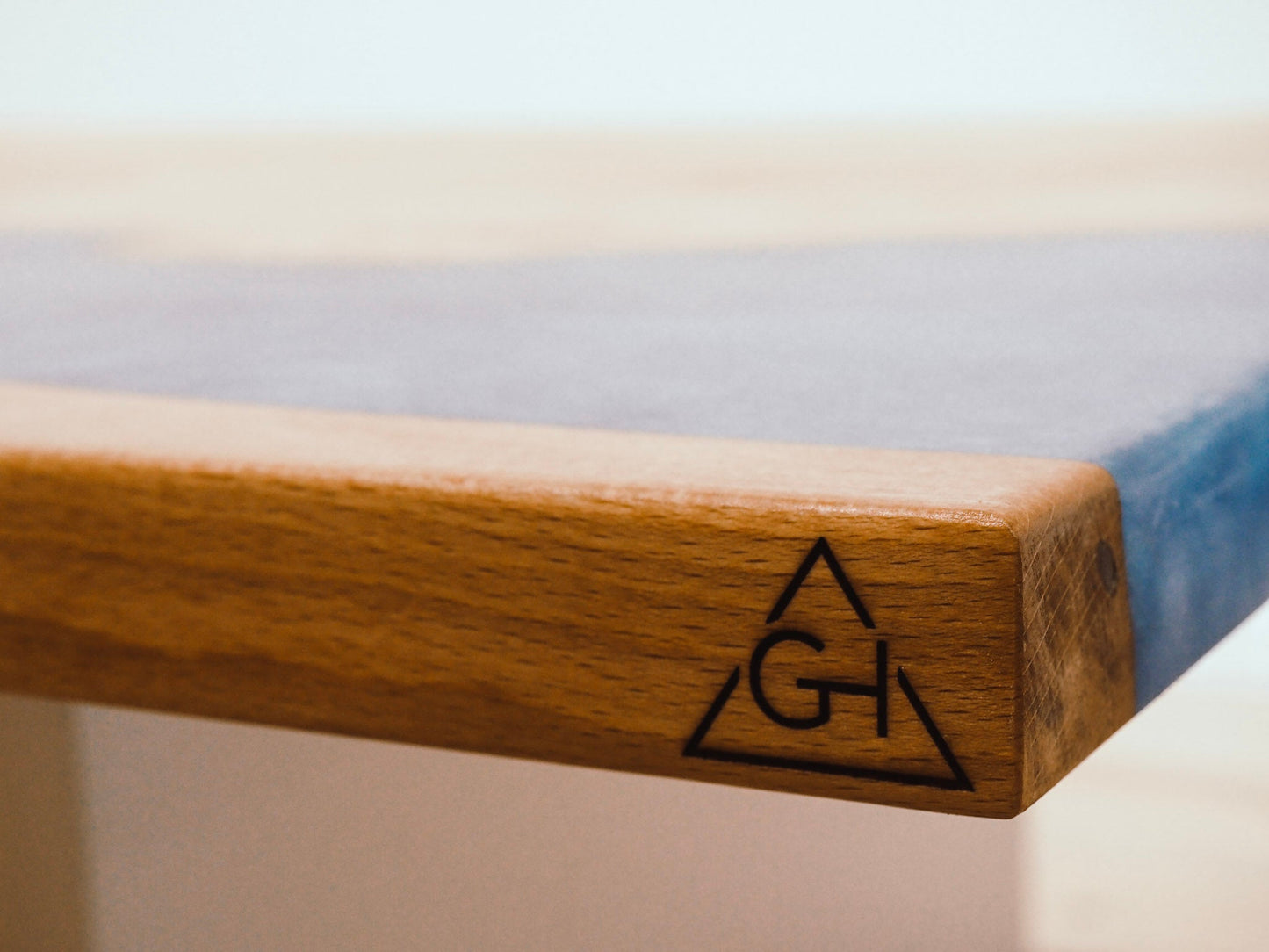 GussHolz - Ihr individueller Esstisch / Couchtisch / Beistelltisch / Tisch aus MünchenEsstisch #Epoxidharztisch# #Rivertable# #Tisch# #München#