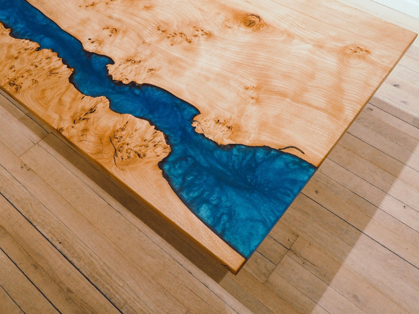 GussHolz - Ihr individueller Esstisch / Couchtisch / Beistelltisch / Tisch aus MünchenEsstisch #Epoxidharztisch# #Rivertable# #Tisch# #München#