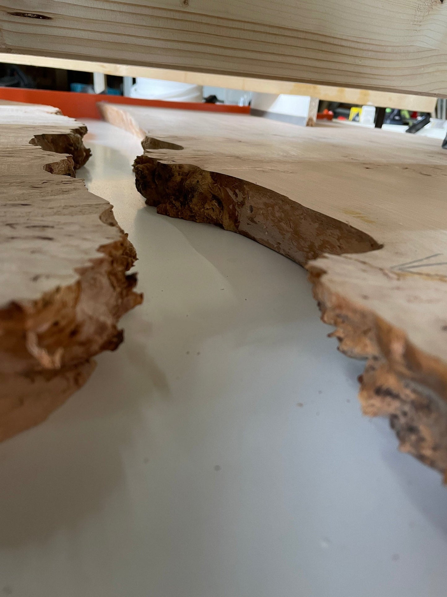 GussHolz - Ihr individueller Esstisch / Couchtisch / Beistelltisch / Tisch aus MünchenEsstisch #Epoxidharztisch# #Rivertable# #Tisch# #München#