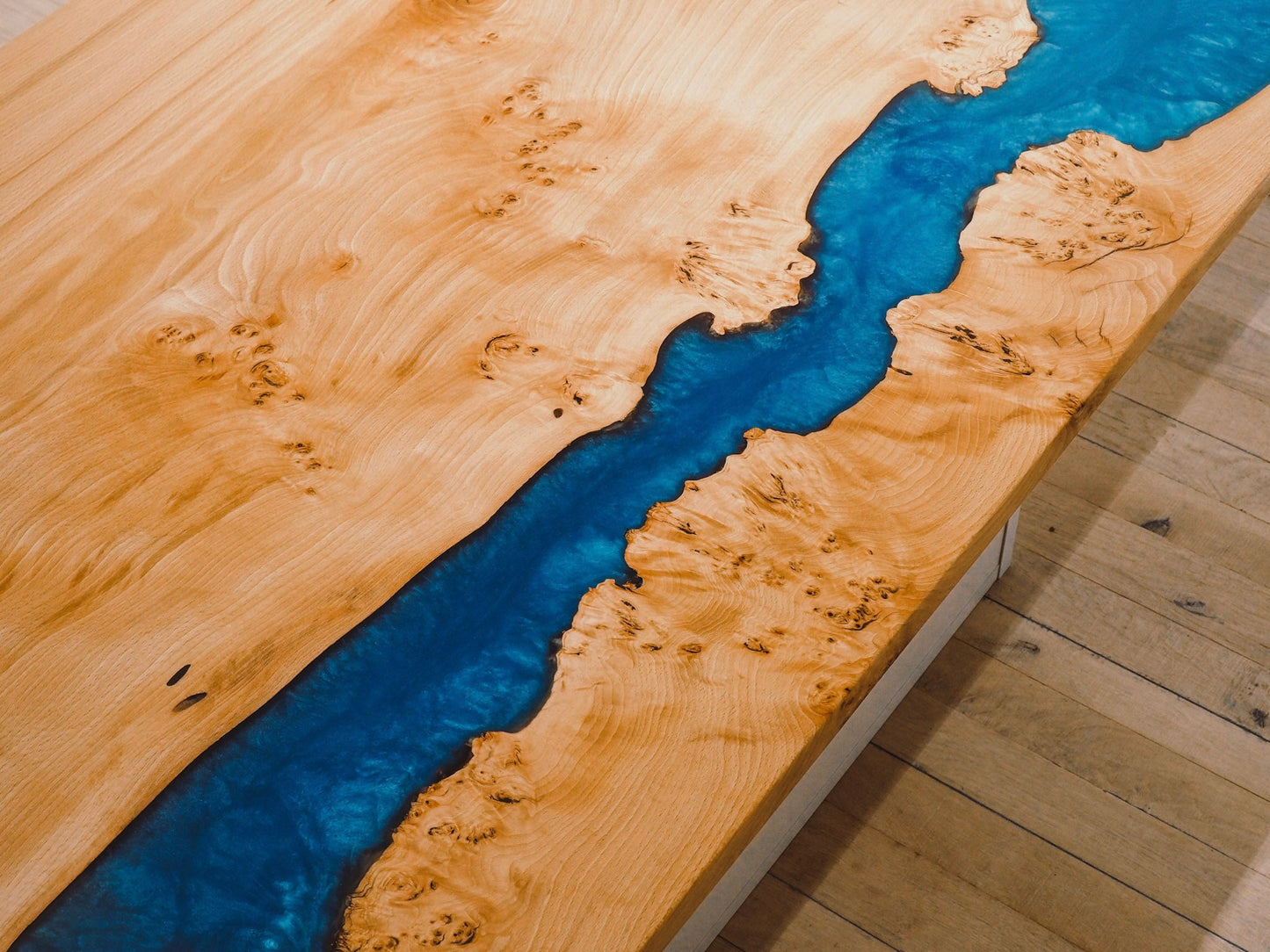 GussHolz - Ihr individueller Esstisch / Couchtisch / Beistelltisch / Tisch aus MünchenEsstisch #Epoxidharztisch# #Rivertable# #Tisch# #München#