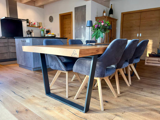 ein Holztisch mit blauen Stühlen in einem Raum