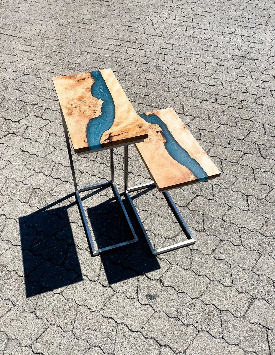 ein hölzerner Tisch, der oben auf einem Bürgersteig sitzt