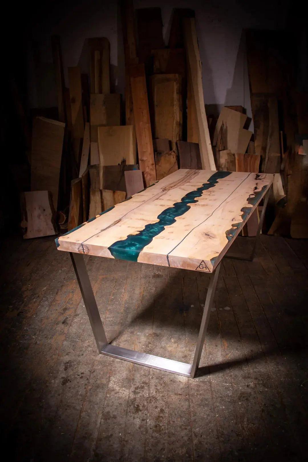 ein Tisch aus Holz und Metall