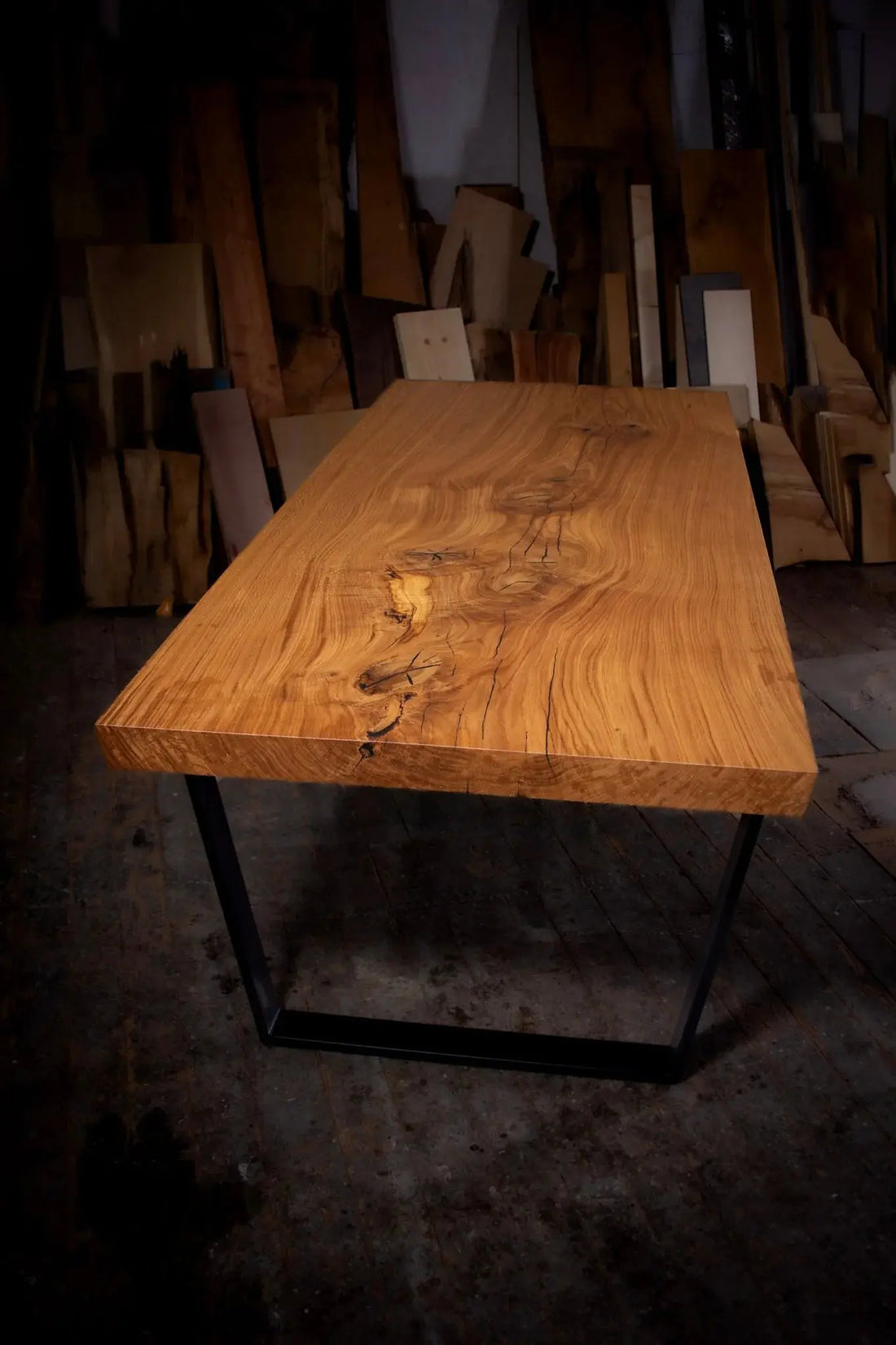 ein Holztisch mit Metallbeinen in einem Raum