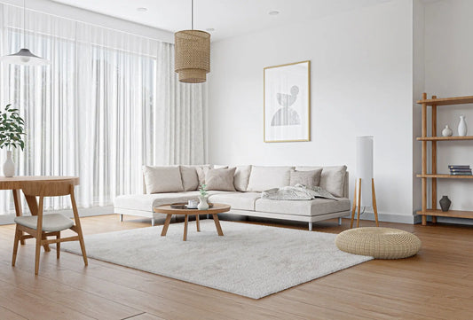 ein Wohnzimmer voller Möbel und einem Holztisch