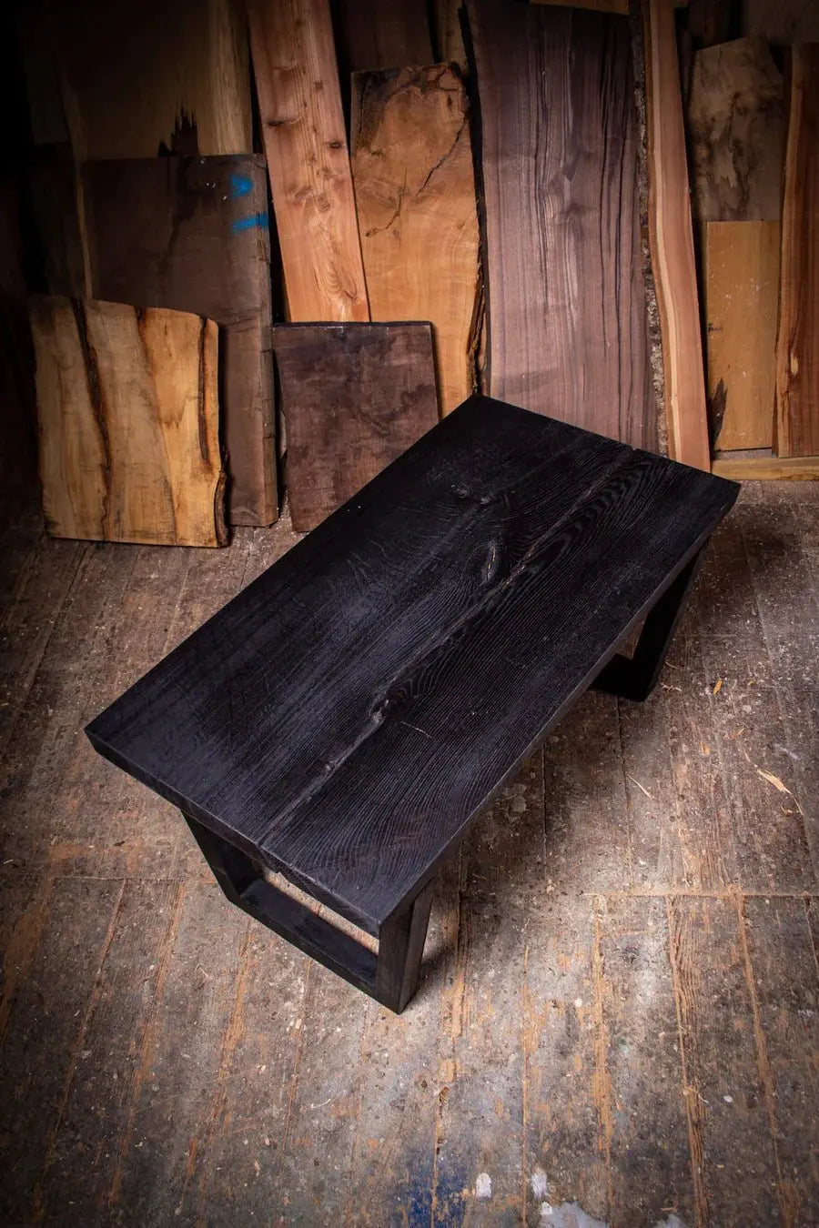 ein Holztisch, der auf einem Holzboden steht