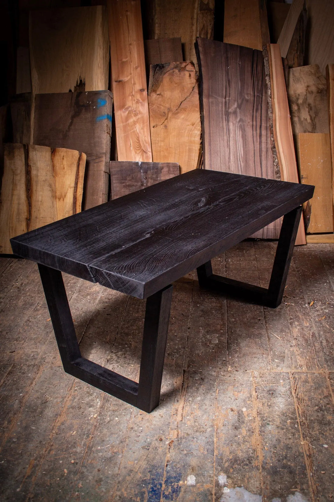 ein Holztisch, der auf einem hölzernen Boden steht
