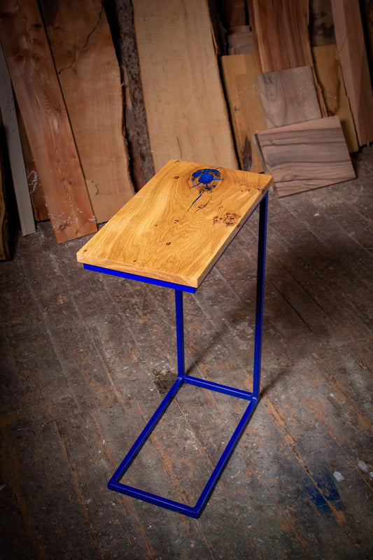 Ein Holztisch mit blauem Metallgestell