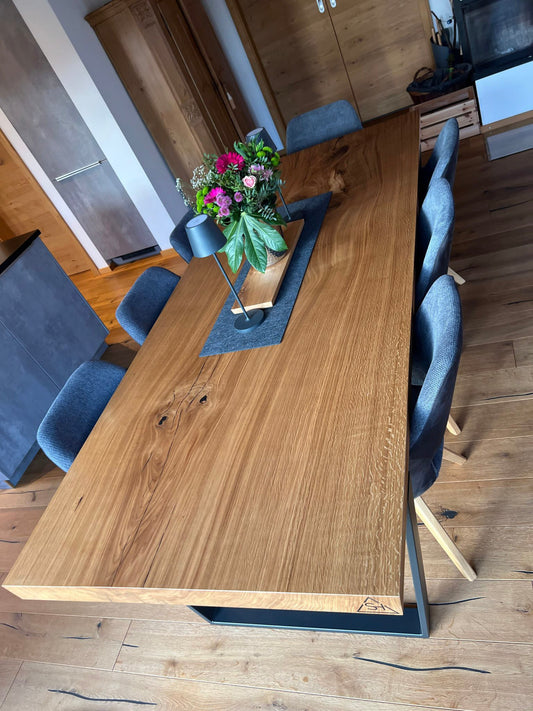 ein Holztisch mit blauen Stühlen drum herum