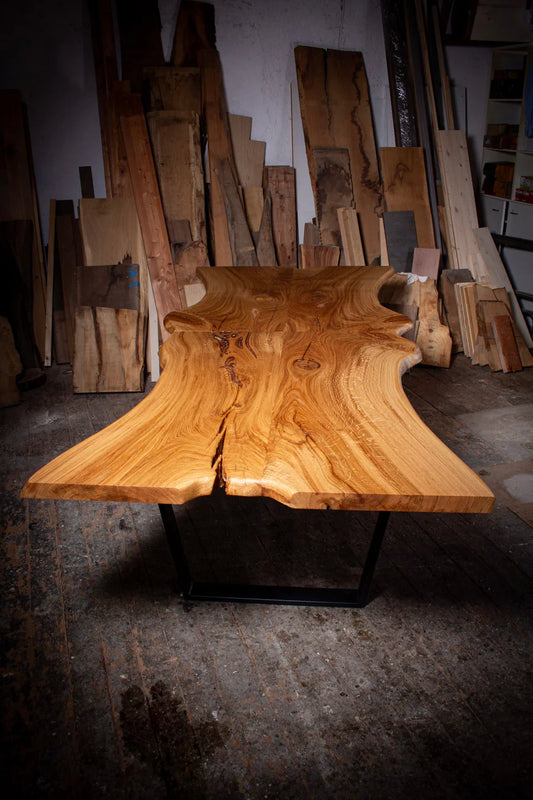 ein Tisch aus Holz in einem Zimmer