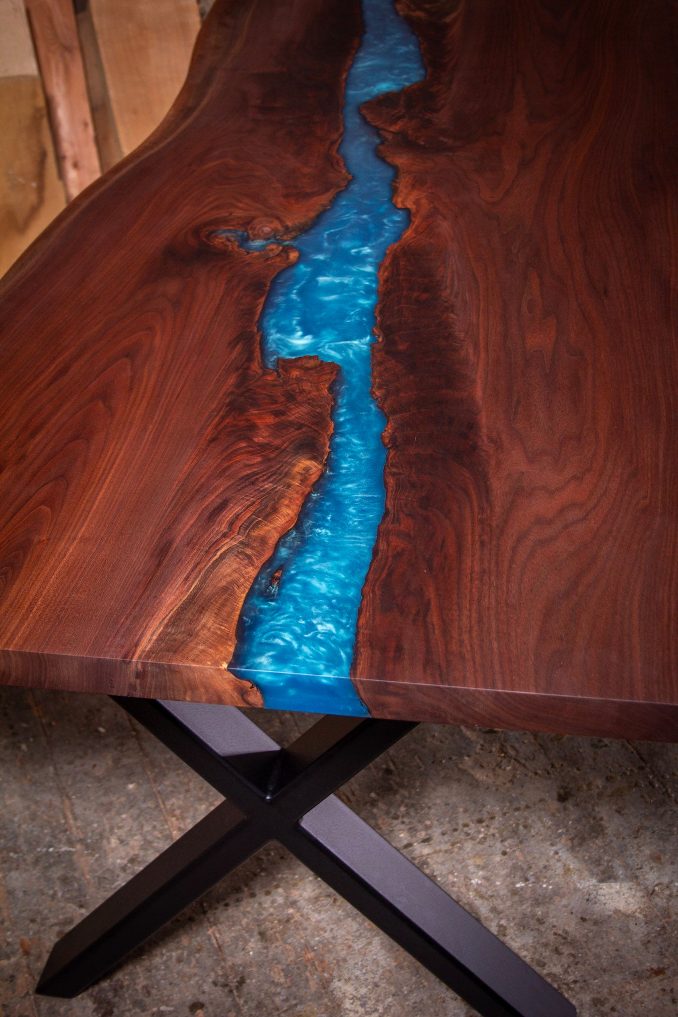 ein Holztisch mit einem Fluss, der hindurchfließt