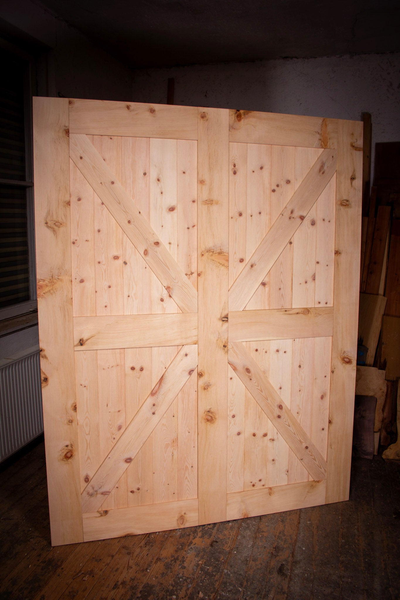eine holzverkleidete Tür in einem Raum