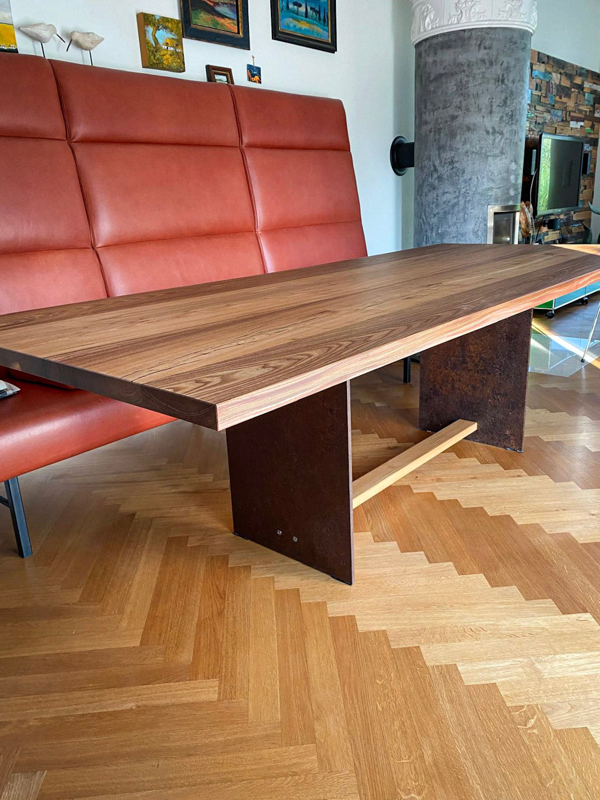 ein Holztisch, der auf einem Holzboden steht