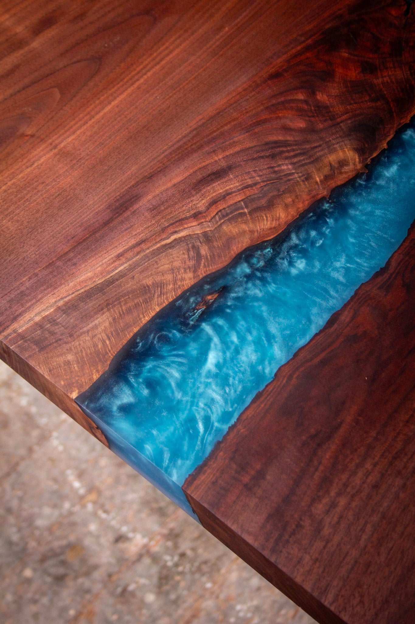 ein Holztisch mit einem blauen Bach, der hindurchfließt