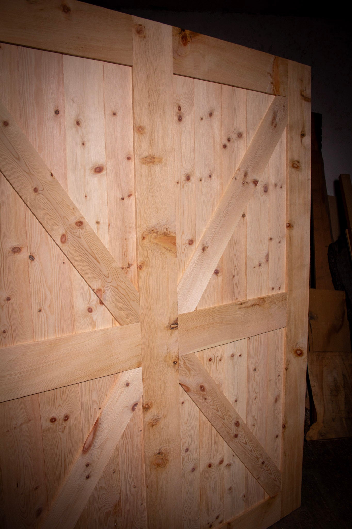 eine Nahaufnahme einer Holztür aus Holz