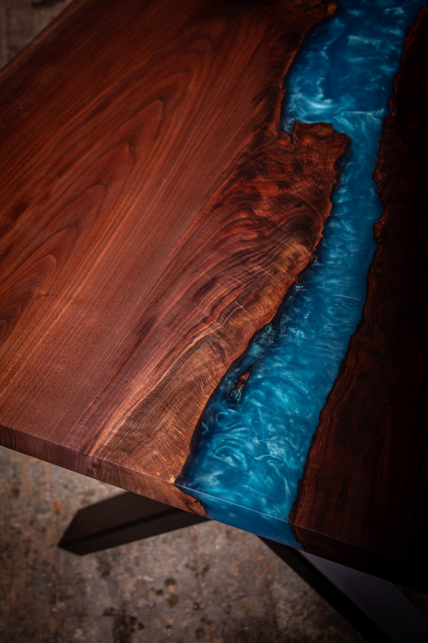 eine Nahaufnahme eines Holztisches mit blauem Wasser