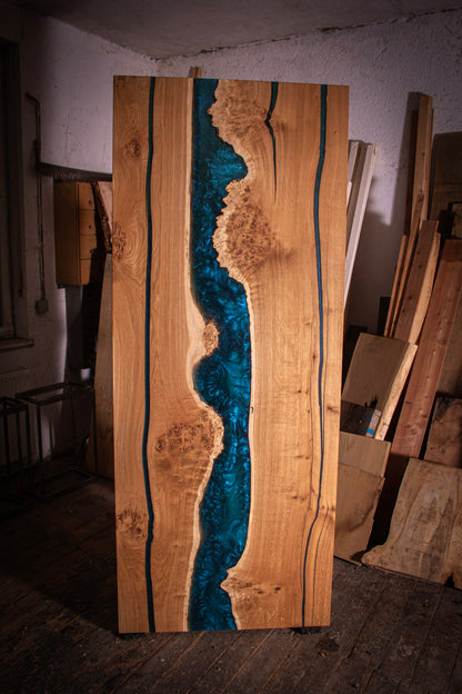 ein Holzstück mit einem gemalten Fluss darauf