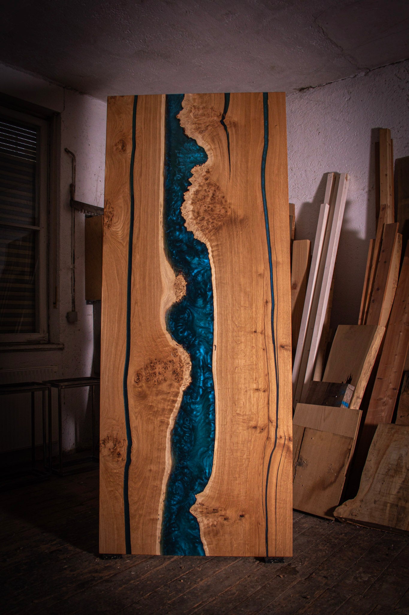 ein Holzstück mit einem durchfließenden Fluss