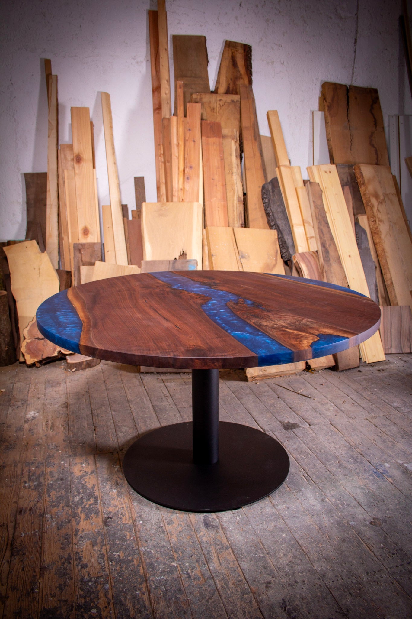 Nahaufnahme des runden Esstisches „Ove“, die elegante Tischkante zeigt die geköhlte Maserung. Perfekt als Beistelltisch oder für besondere Anlässe im Esszimmer. Investieren Sie in einen runder esstisch Massivholz für einzigartige Einrichtungsideen und erleben Sie die Exklusivität von GussHolz.