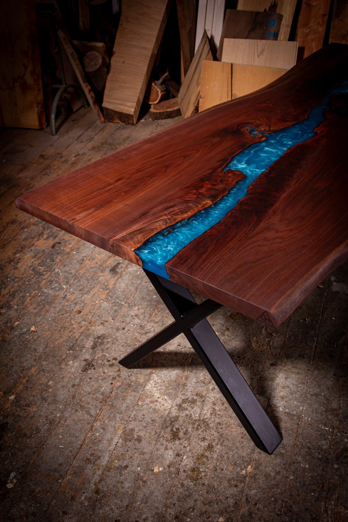 ein Holztisch mit blauer Farbe darauf