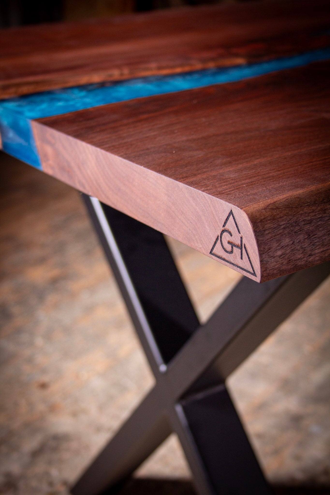 eine Nahaufnahme eines Holztisches mit Metallbeinen