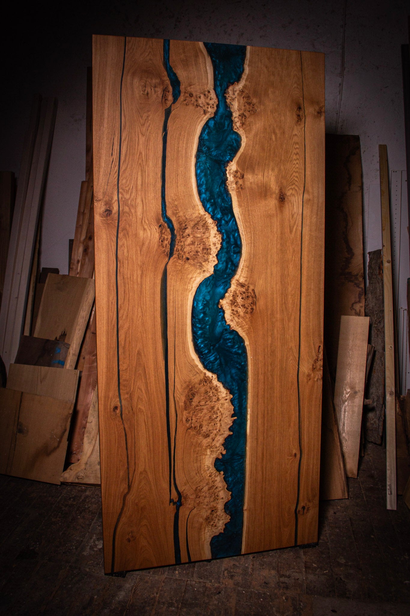 ein Stück Holz mit einem blauen Bach darauf gemalt