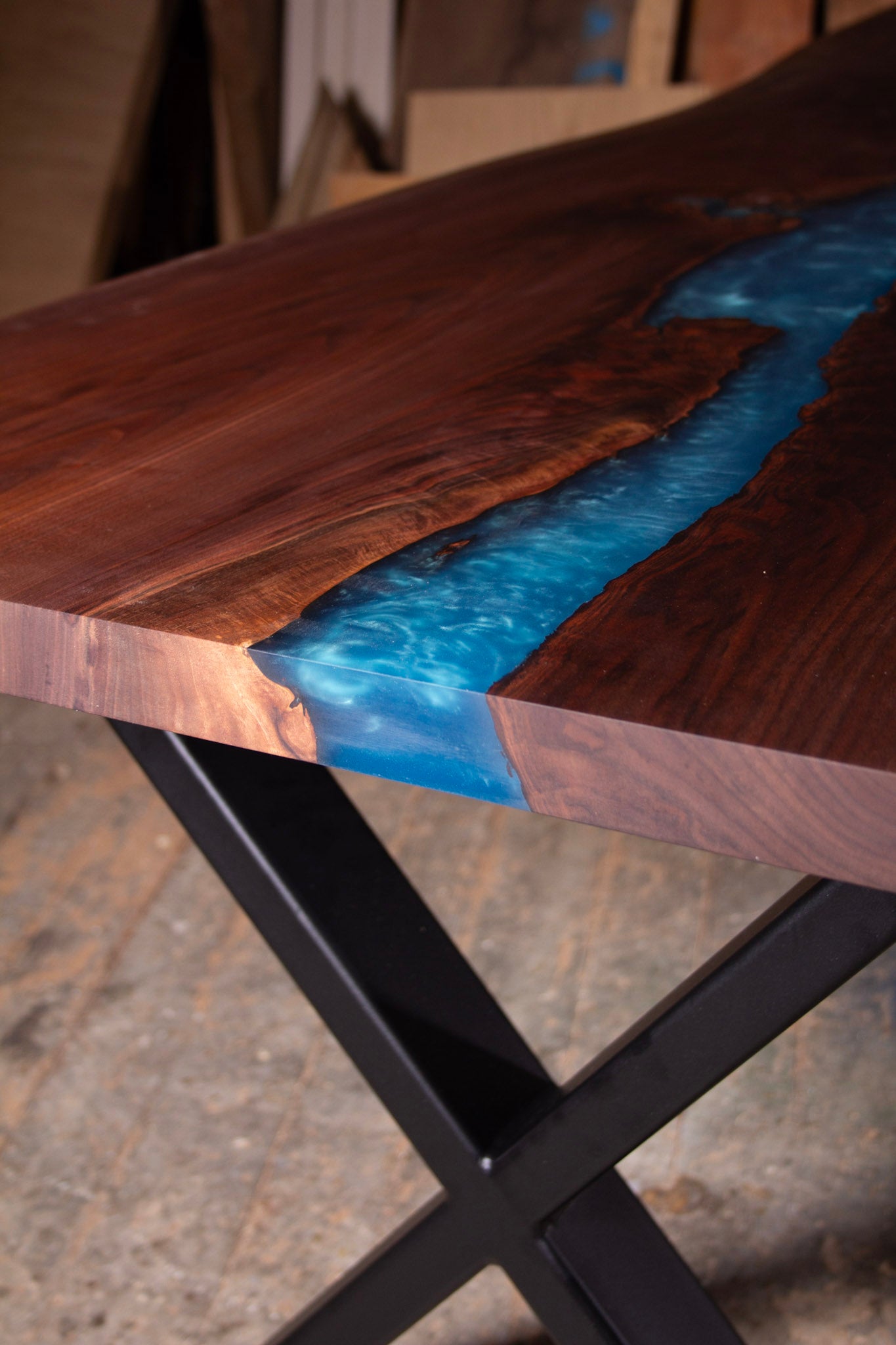 eine Nahaufnahme eines Holztisches mit einem Fluss, der hindurchfließt