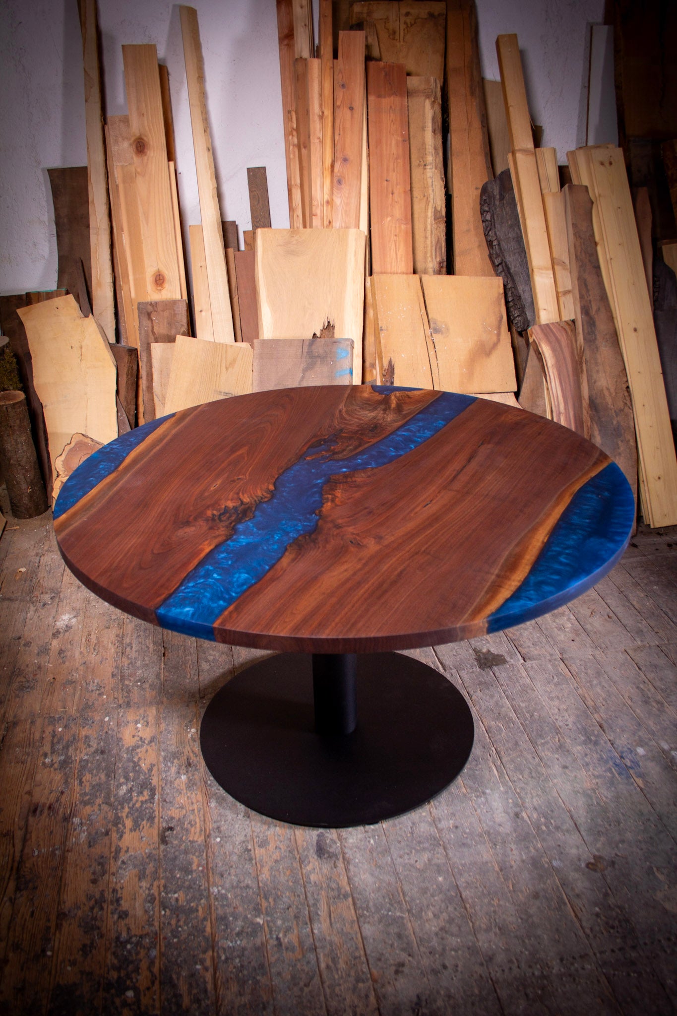 Der runde Esstisch „Ove“, ein Ausdruck von Handwerkskunst und Natur, kombiniert GussHolz's Expertise mit Bodenständigkeit. Ein Must-Have als schwarzer Massivholztisch oder als eleganter Essplatz. Holen Sie sich den runder esstisch Massivholz für Ihr Zuhause und genießen Sie Exklusivität.