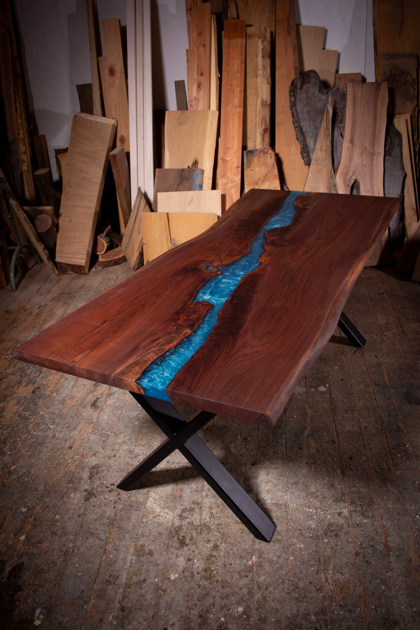 ein Holztisch mit einem blauen Bach, der hindurchfließt