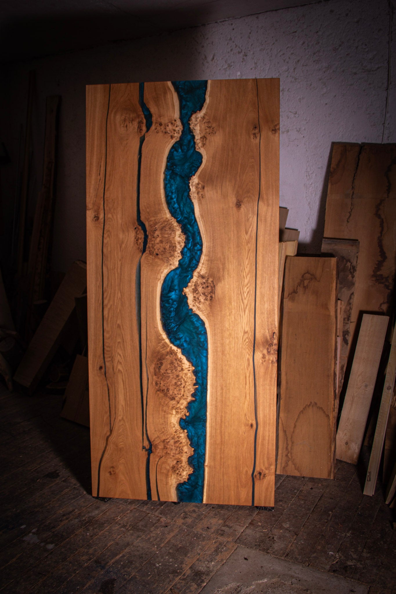 ein Stück Holz mit einem blauen Bach darauf gemalt