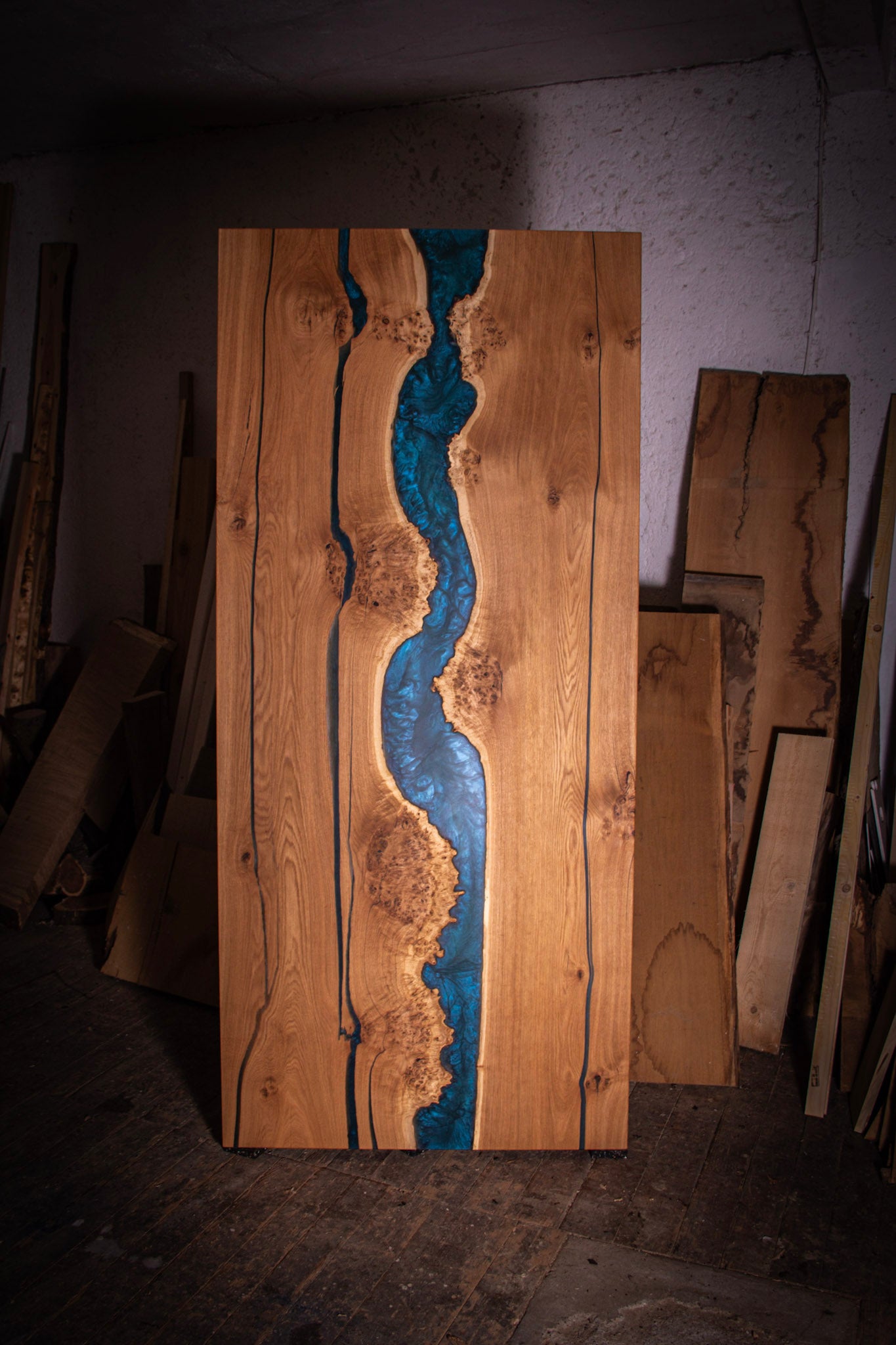 ein Stück Holz mit einem Fluss darauf gemalt