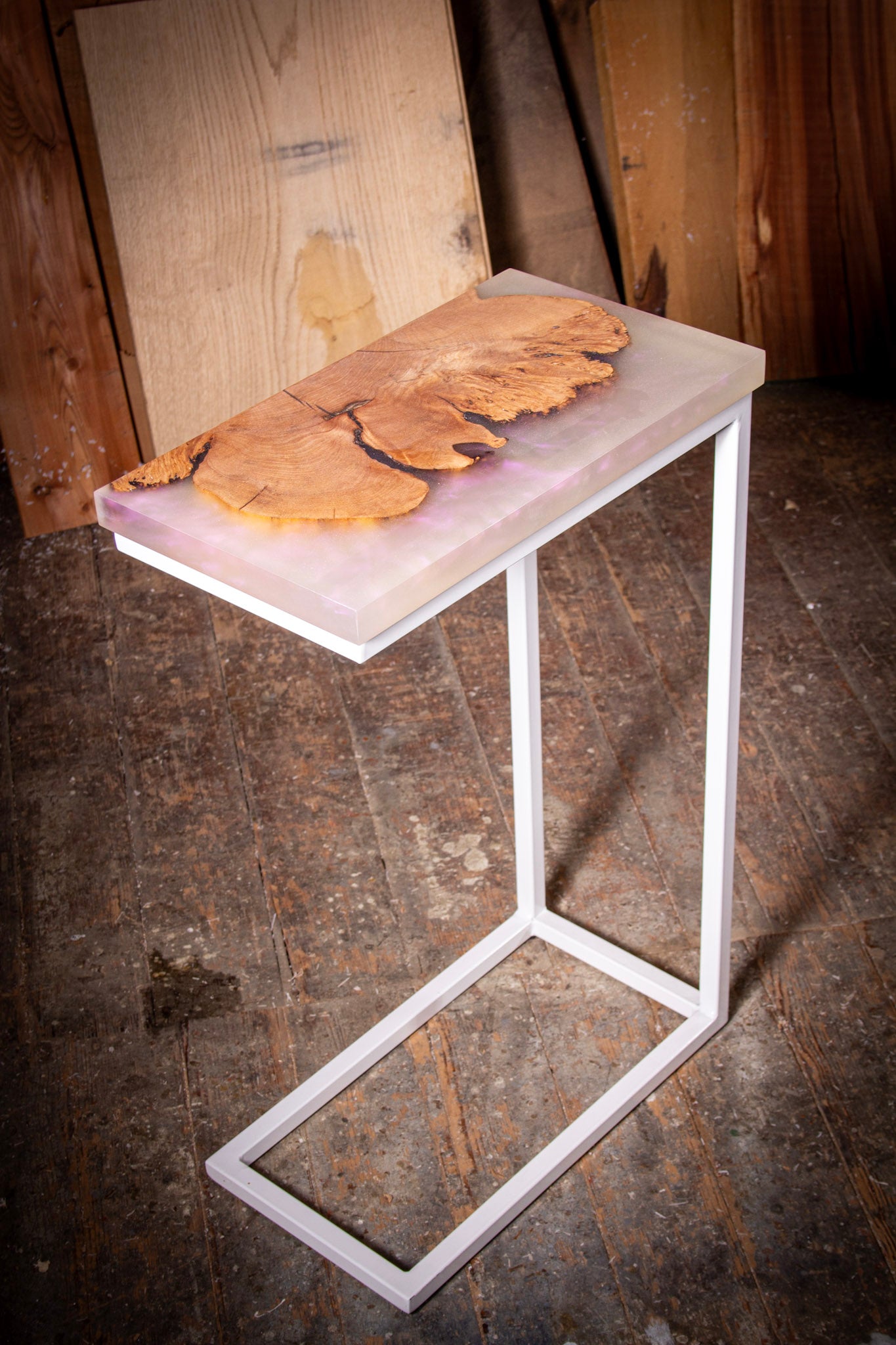 ein kleiner Tisch mit einer Holzplatte obendrauf