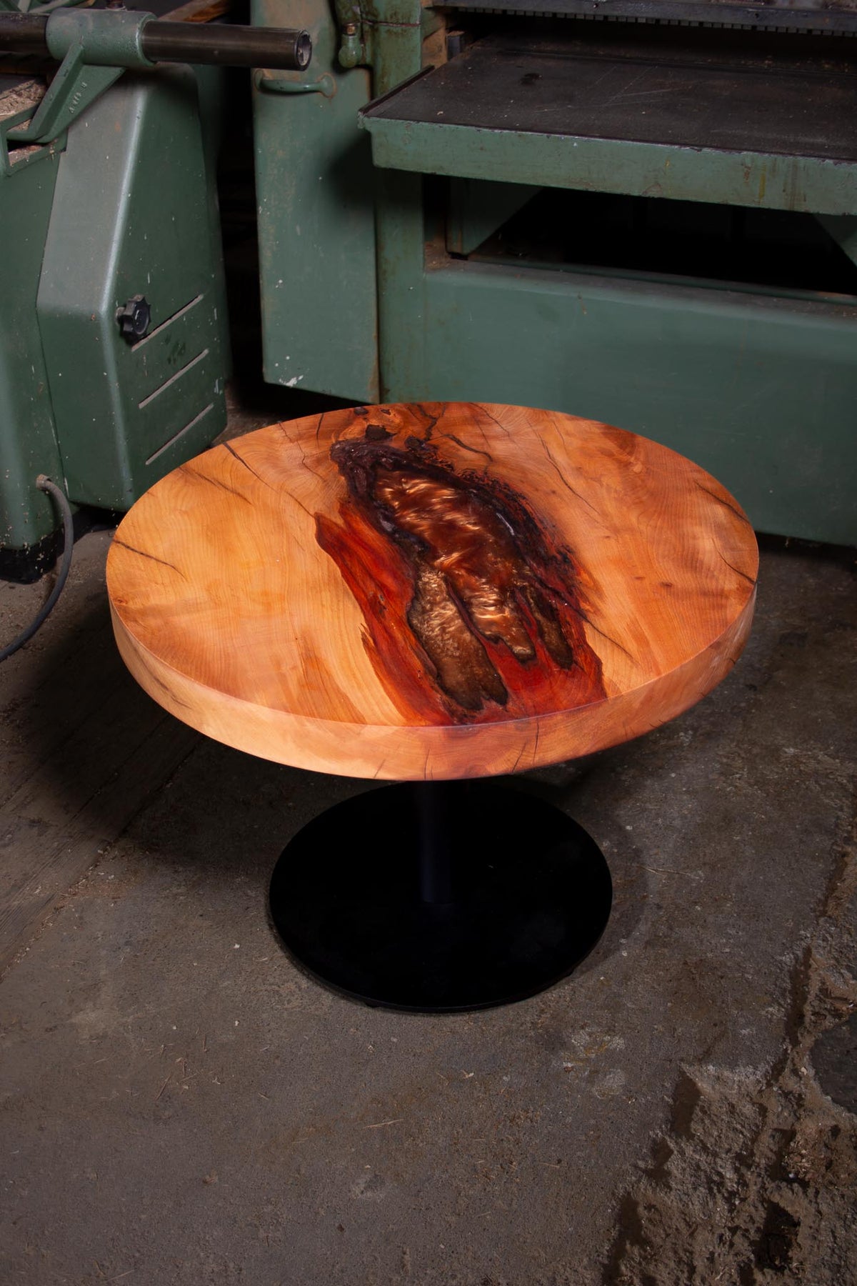 Ein kleines Stück Natur mit ganz besonderem Charakter. Dieser runde Couchtisch wurde aus massivem, echtem Birnbaumholz gefertigt und begeistert durch seine warmen, rötlichen Farbtöne und die außergewöhnlich lebendige Maserung.