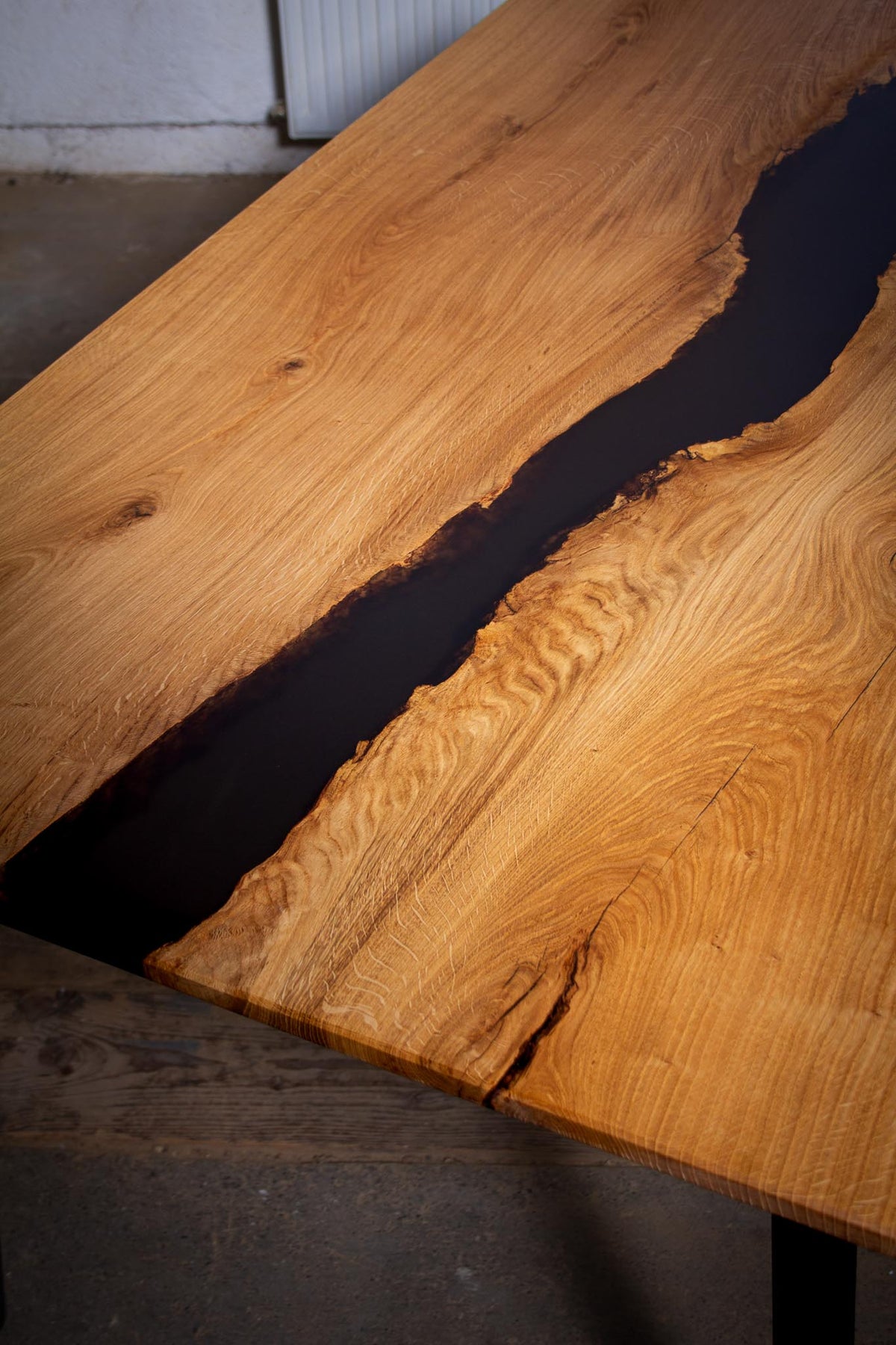 Eichen Esstisch aus Zwiesel mit schwarz transparentem River - ein besonderer Massivholtisch 