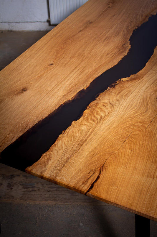 Eichen Esstisch aus Zwiesel mit schwarz transparentem River - ein besonderer Massivholtisch 