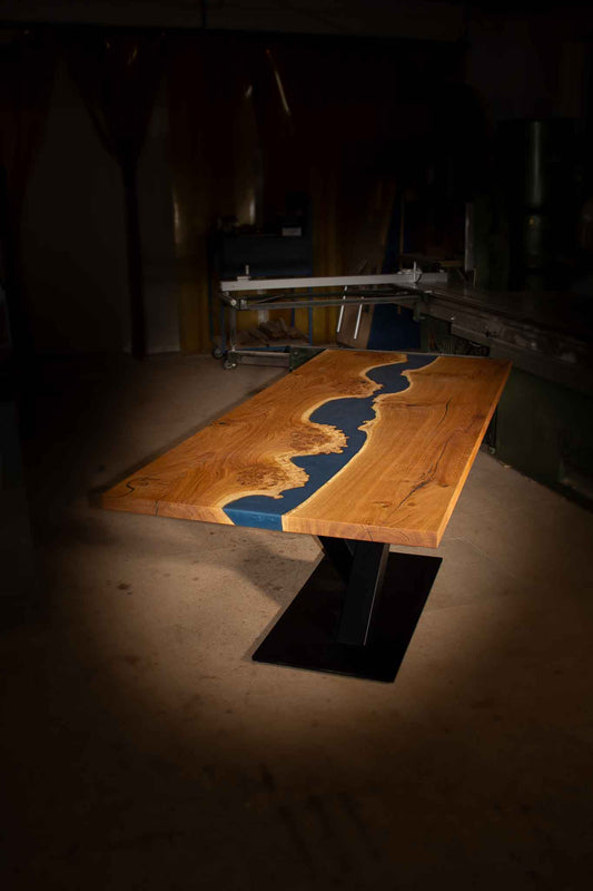 Masereiche Esstisch mit blauem Epoxidharz River aus München 