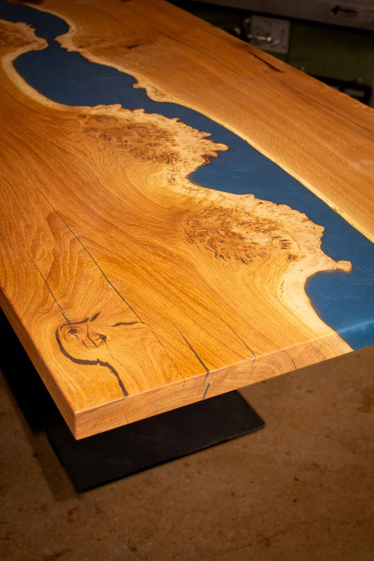 Masereiche Esstisch mit blauem Epoxidharz River aus München 