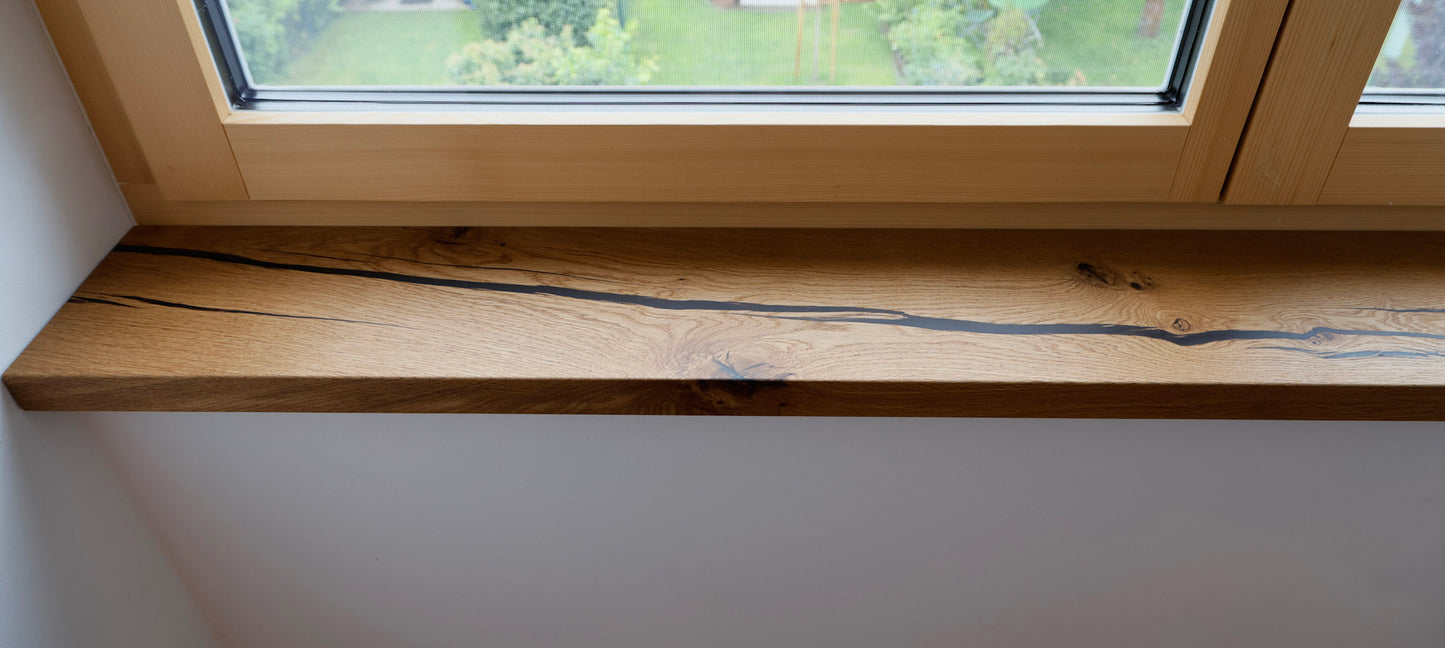 eine Fensterbank mit einem Riss darin