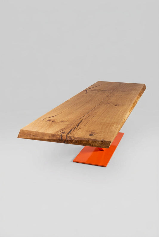 Esstisch aus Eiche massiv im Format 300 x 100 cm mit besonderem Untergestell und markanter Form
