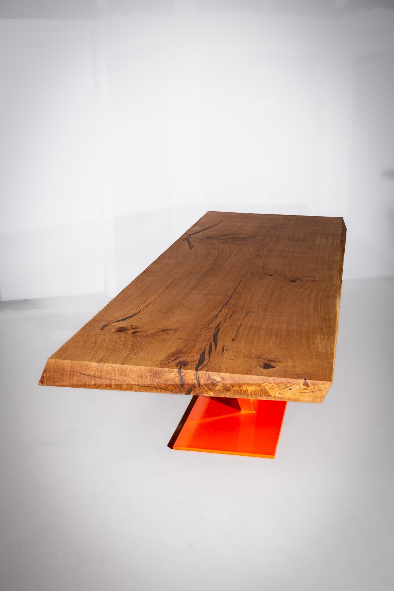 Esstisch aus Eiche massiv im Format 300 x 100 cm mit besonderem Untergestell und markanter Form