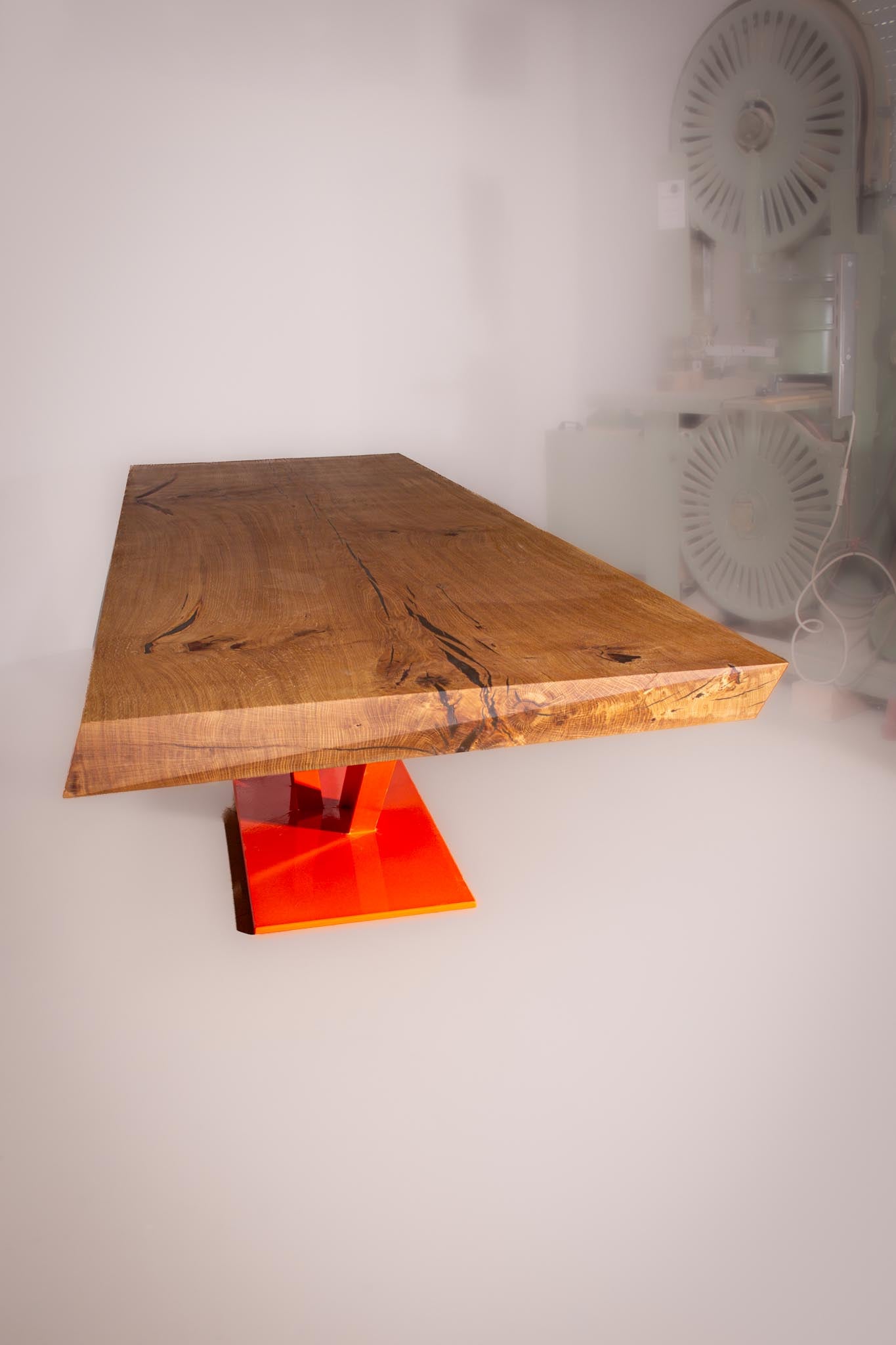 Esstisch aus Eiche massiv im Format 300 x 100 cm mit besonderem Untergestell und markanter Form