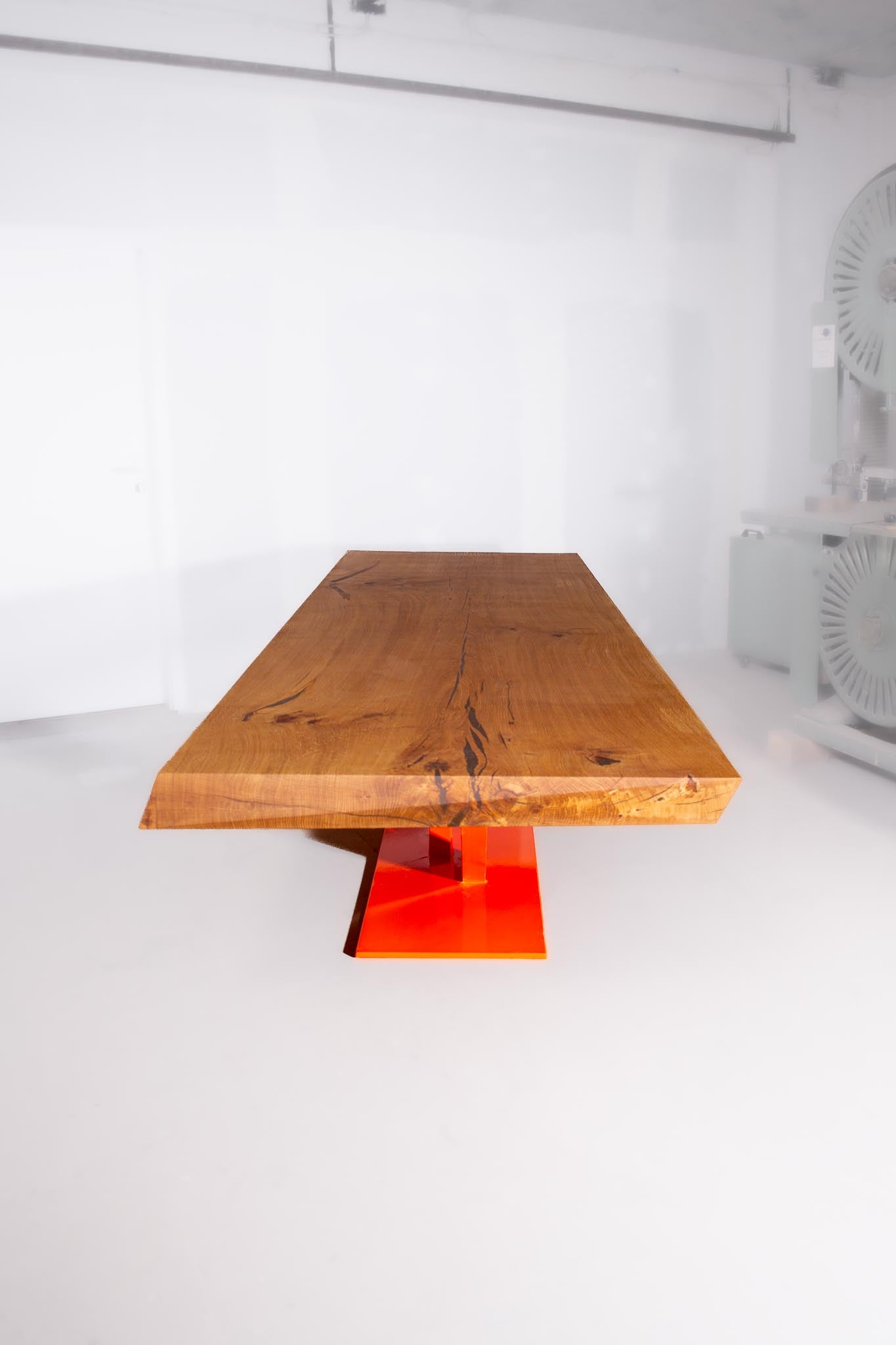 Esstisch aus Eiche massiv im Format 300 x 100 cm mit besonderem Untergestell und markanter Form