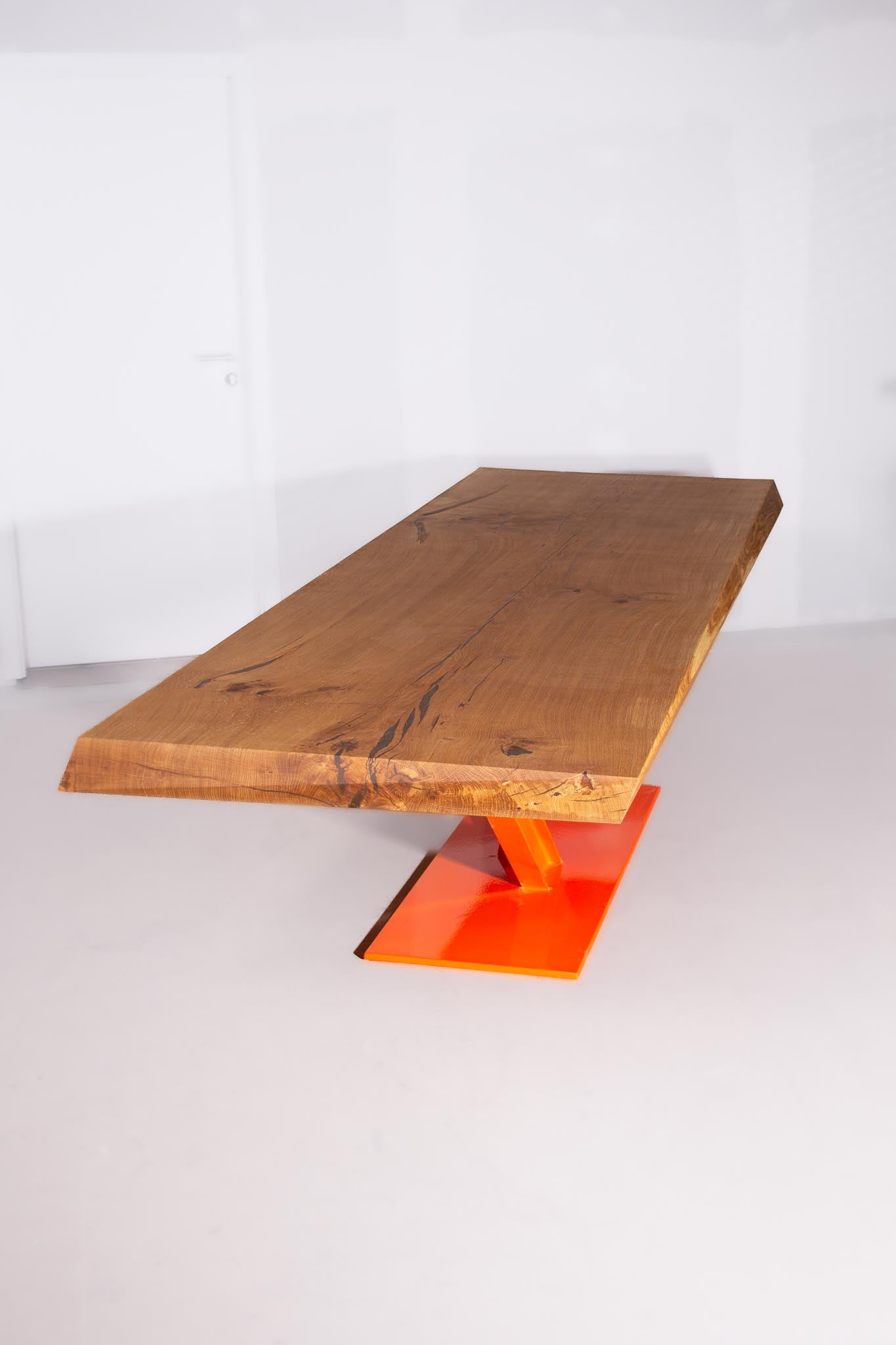 Esstisch aus Eiche massiv im Format 300 x 100 cm mit besonderem Untergestell und markanter Form