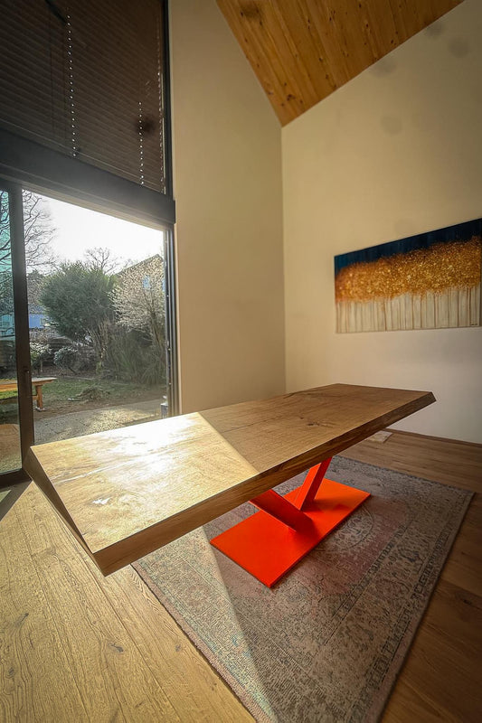 Esstisch aus Eiche massiv im Format 300 x 100 cm mit besonderem Untergestell und markanter Form