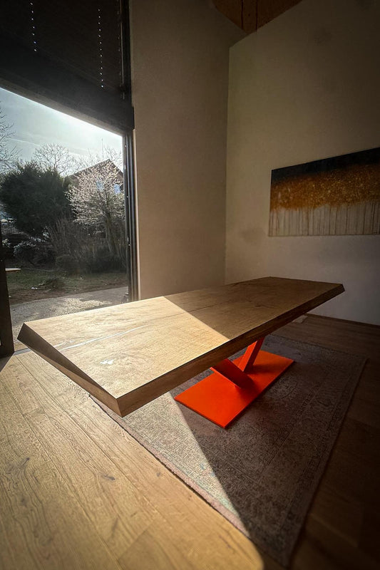 Esstisch aus Eiche massiv im Format 300 x 100 cm mit besonderem Untergestell und markanter Form